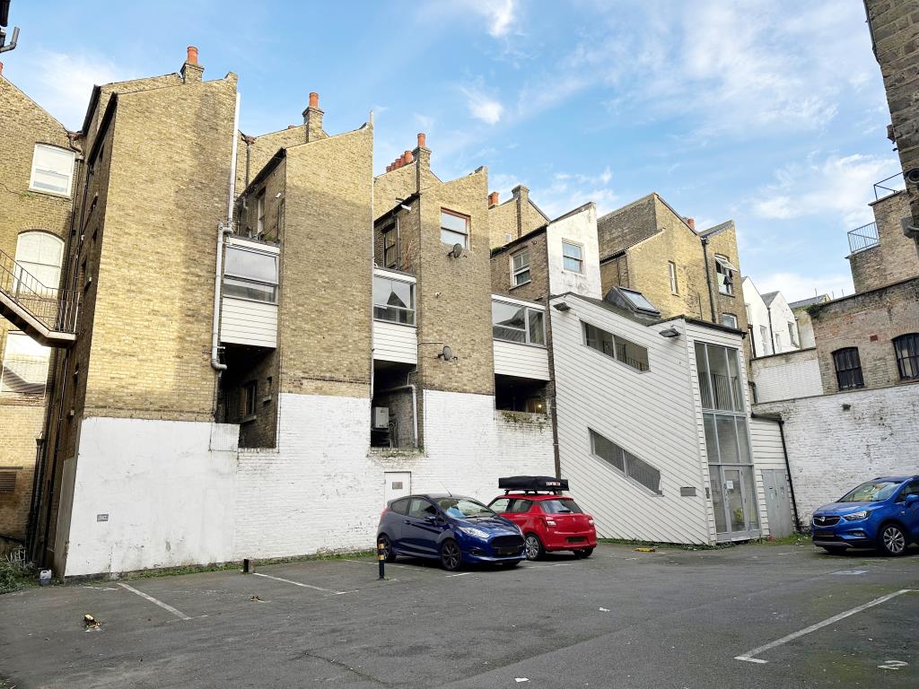 Lot: 127 - FLAT FOR INVESTMENT - Exterior of block of flats